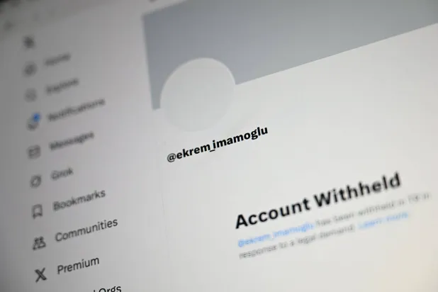 تظهر الصورة التوضيحية حساب «إكس» المحظور لرئيس بلدية إسطنبول المعارض المسجون (أ.ف.ب)