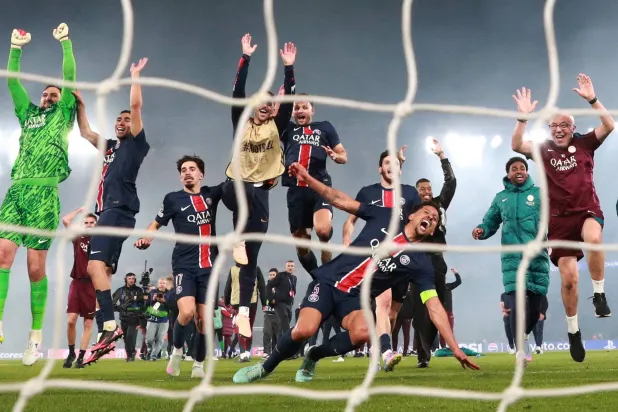 لاعبو باريس سان جيرمان عاشوا لحظات رائعة عقب التأهل (رويترز)