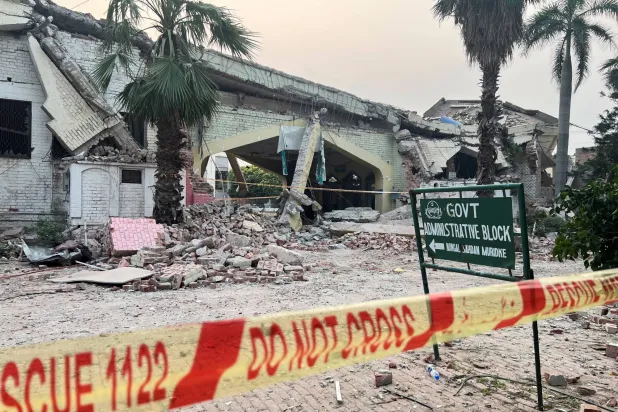 جزء متضرر من مبنى حكومي بعد تعرُّضه لقصف هندي بالقرب من لاهور في باكستان (رويترز)