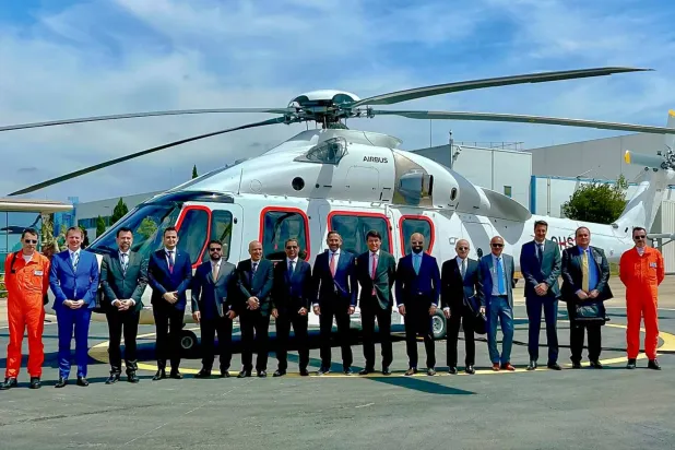 صورة جماعية بعد جولة وزير الصناعة السعودي على مقر «إيرباص» في فرنسا (وزارة الصناعة)
