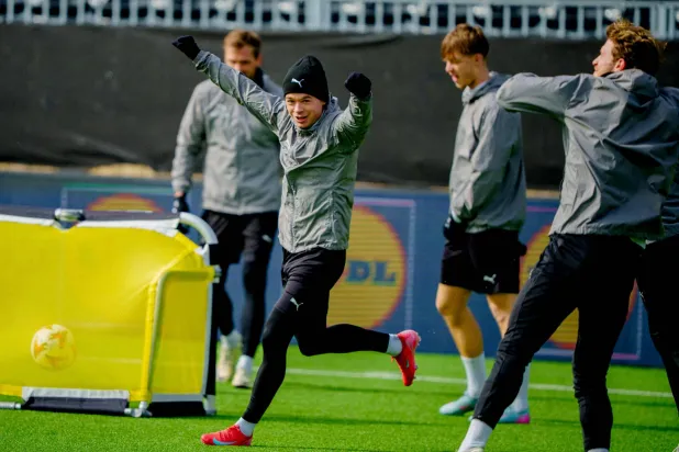 لاعبو توتنهام خلال الحصة التدريبية قبيل المباراة ضد بودو غليمت في إياب نصف النهائي (أ.ف.ب)