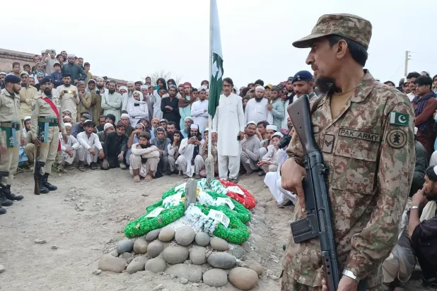 جنود ومدنيون في جنازة الجندي محمد كاشف الذي قُتل بانفجار عبوة ناسفة بإقليم بلوشستان المضطرب في باكستان يوم 7 مايو 2025 (إ.ب.أ)