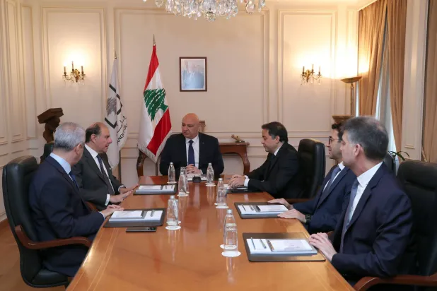 الرئيس اللبناني جوزيف عون مجتمعاً مع حاكم المصرف المركزي كريم سعيد ونوابه الأربعة (الرئاسة اللبنانية)