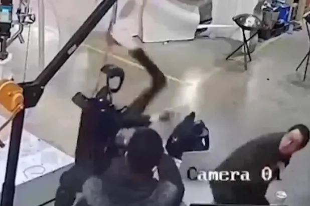 لقطة من الفيديو تُظهر خروج الروبوت عن السيطرة