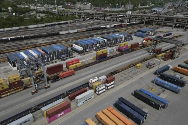 حاويات شحن (أ.ب)