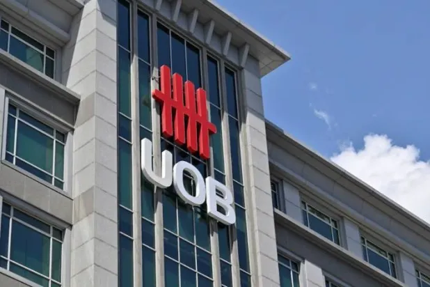 لافتة «يونايتد أوفرسيز بنك» في سنغافورة (رويترز)