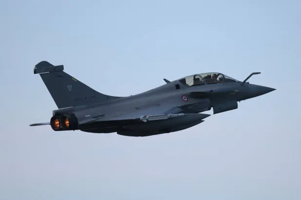 طائرة «رافال إف 4» فرنسية خلال تحليق تدريبي في سماء مدينة ليواردن الهولندية (أ.ف.ب)