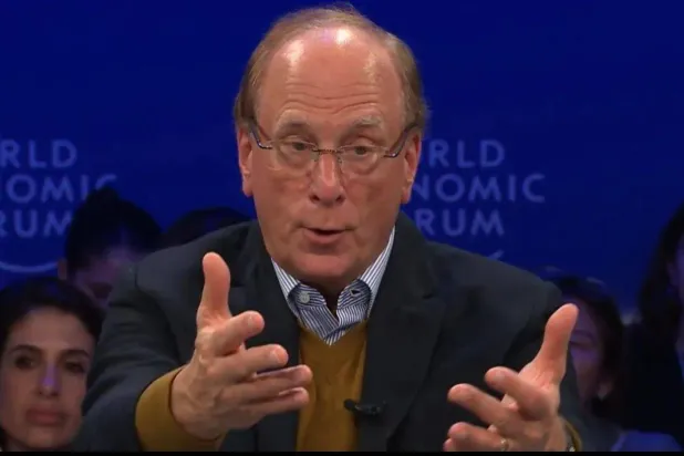 لاري فينك متحدثاً للحضور في مبادرة مستقبل الاستثمار بالرياض (الشرق الأوسط)