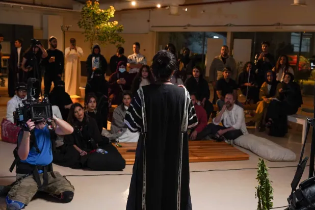 تارا الدغيثر كمَن تُمسك بمصباح صغير في دهليز واسع (صور الفنانة)