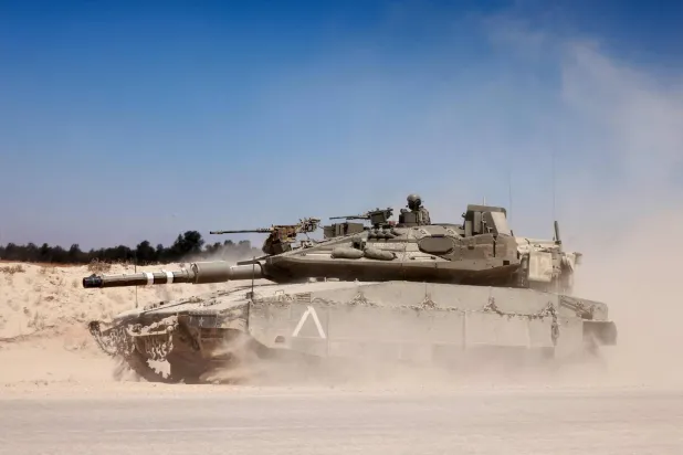 دبابة إسرائيلية تتجه نحو قطاع غزة (أ.ف.ب)