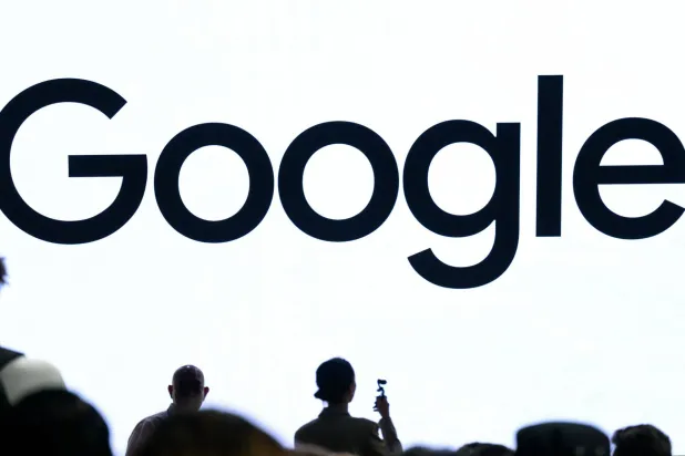 «غوغل» تواجه تهديداً وجودياً مع تراجع البحث التقليدي وظهور أدوات ذكاء اصطناعي تقدم إجابات فورية ما قد يهدد نموذجها الإعلاني (أ.ف.ب)