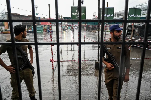 عناصر من قوات الأمن تقف قرب ملعب كركيت في روالبندي بعد إعلان باكستان إسقاط طائرات مسيرة أطلقتها الهند على المدينة (أ.ف.ب)