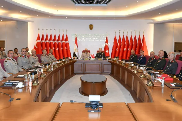 رئيسا الأركان التركي والمصري ترأسا أول اجتماع عسكري رفيع المستوى بين البلدين في أنقرة الخميس (الدفاع التركية)