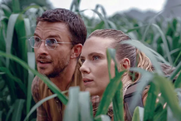 سكارليت جوهانسون في «جوراسيك وورلد» بغابة آسيوية (أمبلين بيكتشرز)