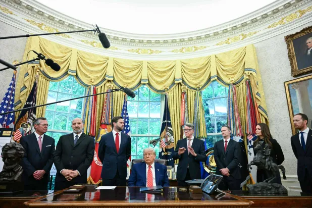 ترمب محاطاً بالوزراء والمسؤولين عن ملف التفاوض حول الرسوم الجمركية خلال الإعلان عن اتفاق التجارة مع الممكلة المتحدة (أ.ف.ب)