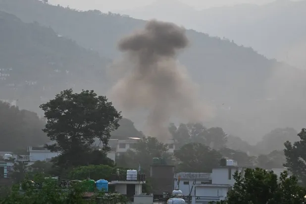 تصاعد الدخان في بلدة بونش بالشطر الهندي من كشمير (أ.ف.ب)