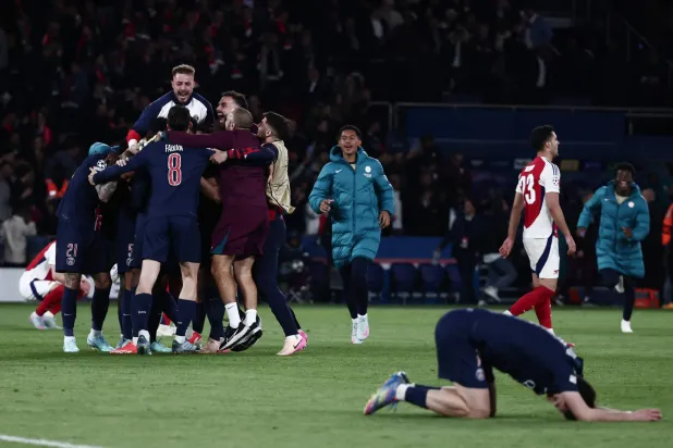 من احتفالات سان جيرمان بالتأهل إلى النهائي الأوروبي (أ.ف.ب)