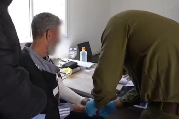 Yüzleri bulanıklaştırılmış İsrail askeri hemşireleri ve doktorları bir Dürzi adamı tedavi ediyor (İsrail ordusunun videosundan ekran görüntüsü)