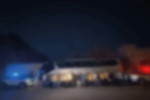 لحظة القبض على قائد الحافلة و22 مخالفاً لأنظمة الحج في طريقهم إلى مكة المكرمة (الأمن العام)