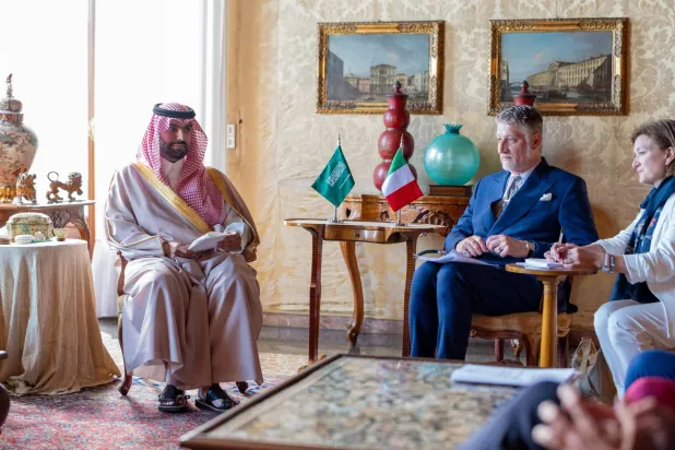 الأمير بدر بن عبد الله بن فرحان والوزير أليساندرو جولي لدى لقائهما في البندقية الخميس (وزارة الثقافة السعودية)