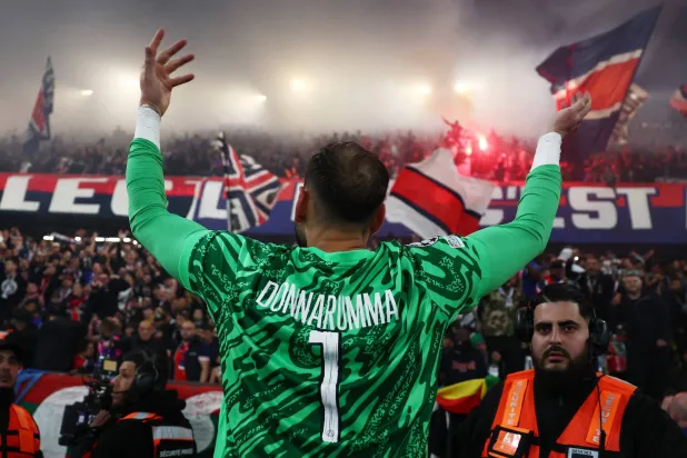 دوناروما محتفلاً مع جماهير ناديه بعد الإطاحة بآرسنال (رويترز)