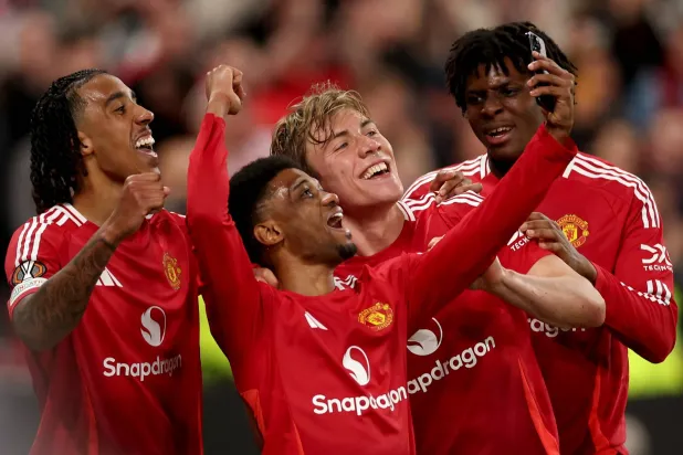 لاعبو يونايتد يحتفلون على طريقتهم الخاصة (إ.ب.أ)