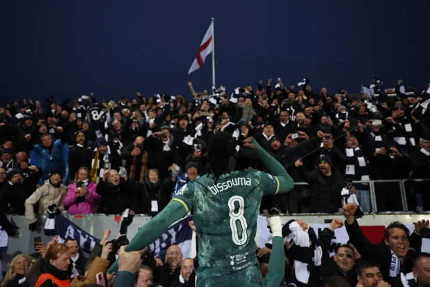 يدين النادي اللندني بفوزه إلى دومينيك سولانكي والإسباني بيدرو بورو (رويترز)