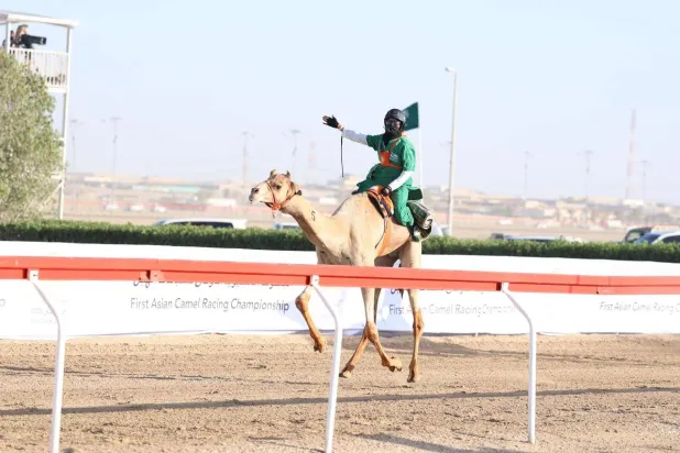 الهجانة السعودية خلود الشمري خلال السباق (الشرق الأوسط)