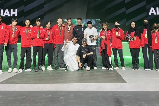 لاعبات القادسية خلال التتويج (الشرق الأوسط)