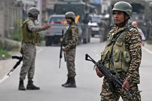 جنود هنود ينتشرون في وويان بالقرب من سريناغار في أعقاب التوترات الحدودية (أ.ف.ب)