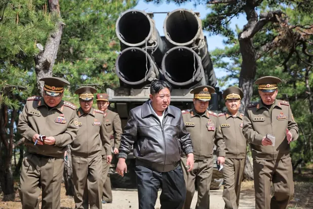 8 Mayıs 2025'te çekilen bir fotoğrafta, Kuzey Kore lideri Kim Jong Un'un (ortada) askeri eğitim tatbikatını denetlerken askeri yetkililerle konuştuğu görülüyor (DPA)