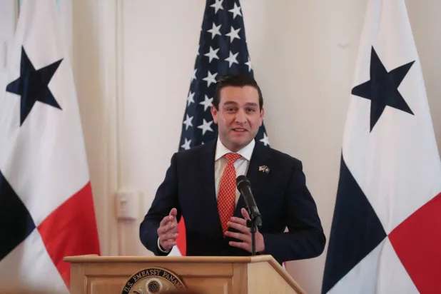 السفير الأميركي لدى بنما كيفن كابريرا يتحدث خلال مؤتمر صحافي في مدينة بنما سيتي 8 مايو 2025 (رويترز)