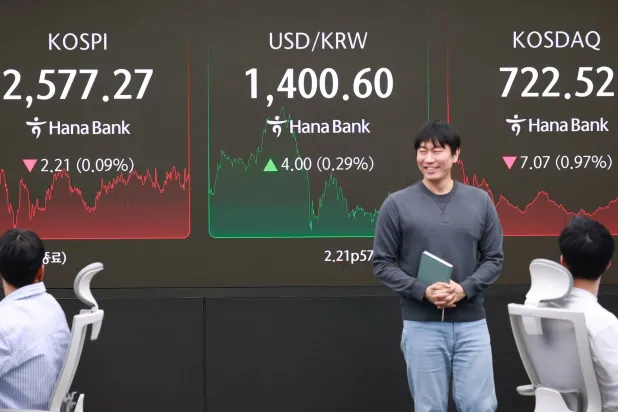 شاشة بيانات مالية في غرفة التداول ببنك «هانا» في سيول (إ.ب.أ)