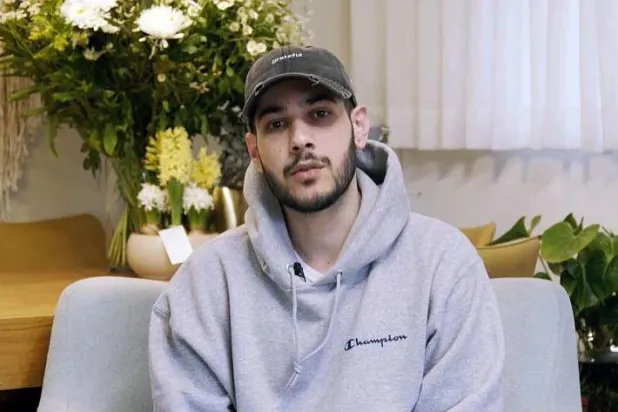 الرهينة الإسرائيلي المحرر إيليا كوهين يتحدث في رسالة فيديو تم عرضها في ساحة الرهائن بإسرائيل - 8 مارس 2025 (منتدى عائلات الرهائن)