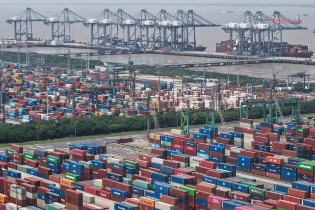 آلاف الحاويات المُعدّة للتصدير في ميناء شنغهاي الصيني (أ.ف.ب)