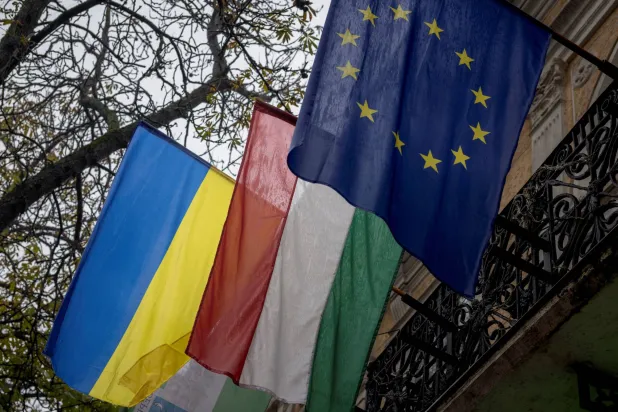 أعلام أوكرانيا والمجر والاتحاد الأوروبي في بلدة بيريهوف التي تضم أقلية كبيرة من العرق المجري في أوكرانيا... 1 ديسمبر 2023 (رويترز)