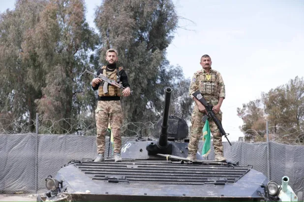 Members of the SDF in the Deir Ezzor countryside. (Asharq Al-Awsat file)