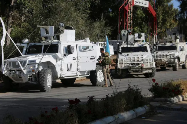 جندي من الجيش اللبناني يقف بالقرب من مركبات قوات حفظ السلام التابعة للأمم المتحدة (اليونيفيل) في مرجعيون بالقرب من الحدود مع إسرائيل... جنوب لبنان 29 أكتوبر 2024 (رويترز)