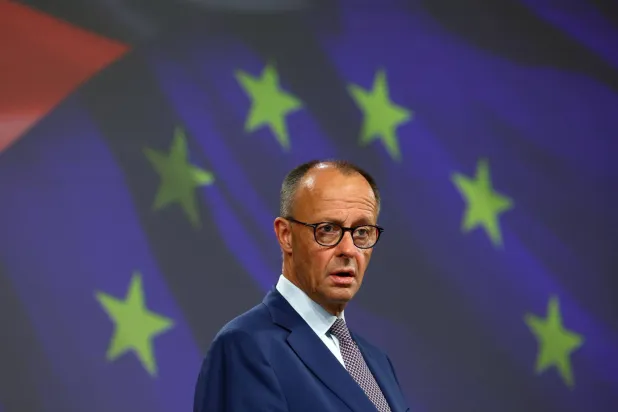 المستشار الألماني فريدريش ميرتس خلال مؤتمر صحافي مع رئيسة المفوضية الأوروبية أورسولا فون دير لاين في بروكسل ببلجيكا في 9 مايو 2025 (رويترز)