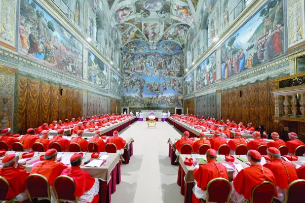 الكرادلة يصلون في «الكابيلّا سيستينا» قبل انعقاد المجمع الفاتيكاني الثاني لانتخاب البابا القادم (رويترز)