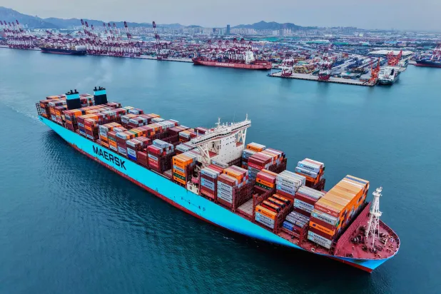 سفينة حاويات تغادر ميناء قينغداو شرق الصين (أ.ب)