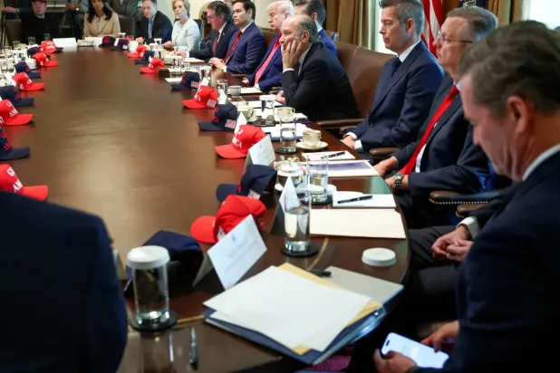 Trump yönetiminin üyeleri Beyaz Saray'da bir araya geldi, 30 Nisan 2025 (Reuters)