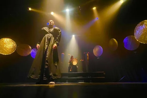 بقي النصُّ معلَّقاً بين الأداء والحياة (المُلحقة الإعلامية)