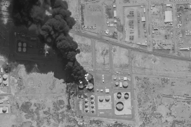 صورة قمر اصطناعي لدخان يتصاعد من مستودع وقود بعد هجوم بالمسيّرات في بورتسودان في 6 مايو 2025 (رويترز)