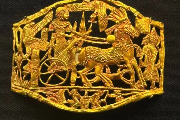 القطع الأثرية الخاصة بالملك الذهبي تصل إلى المتحف المصري الكبير (وزارة السياحة والآثار)