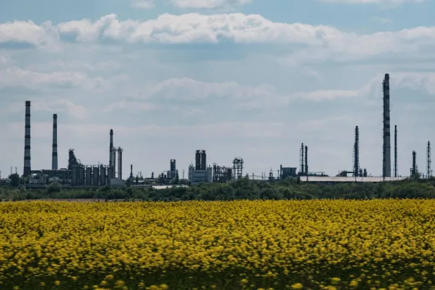 مصفاة نفطية قرب مدينة ليسيتشانسك الصناعية شرق أوكرانيا (أ.ف.ب)