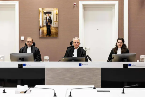  القضاة داخل المحكمة خلال الجلسة الأولى في قضية سرقة متحف درينتس (أ.ف.ب)