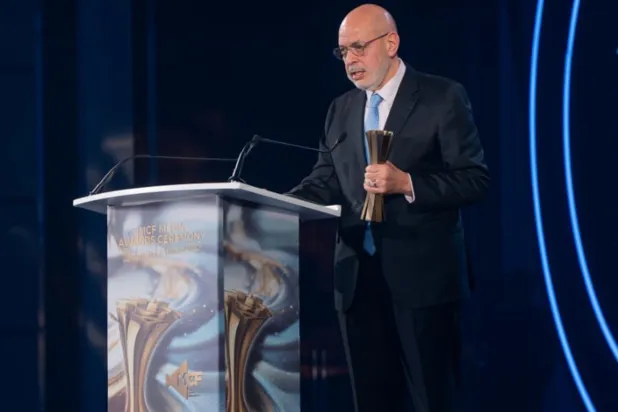 الدكتور نبيل الخطيب مدير عام قناة «الشرق للأخبار» يتحدث بعد حصوله على الجائزة (الشرق الأوسط)