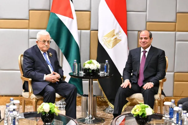 الرئيس الفلسطيني محمود عباس خلال لقائه عبد الفتاح السيسي في موسكو على هامش مشاركتهما في احتفالات النصر على النازية في الحرب العالمية الثانية (الرئاسة المصرية)