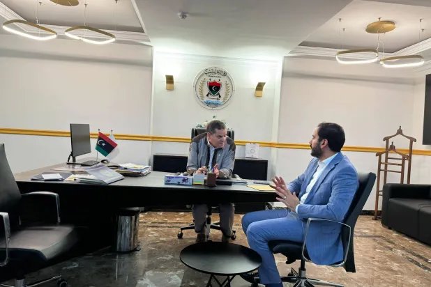 رئيس حكومة الوحدة مع مدير عام المركز الوطني لمكافحة الأمراض د.حيدر السائح (متداولة)